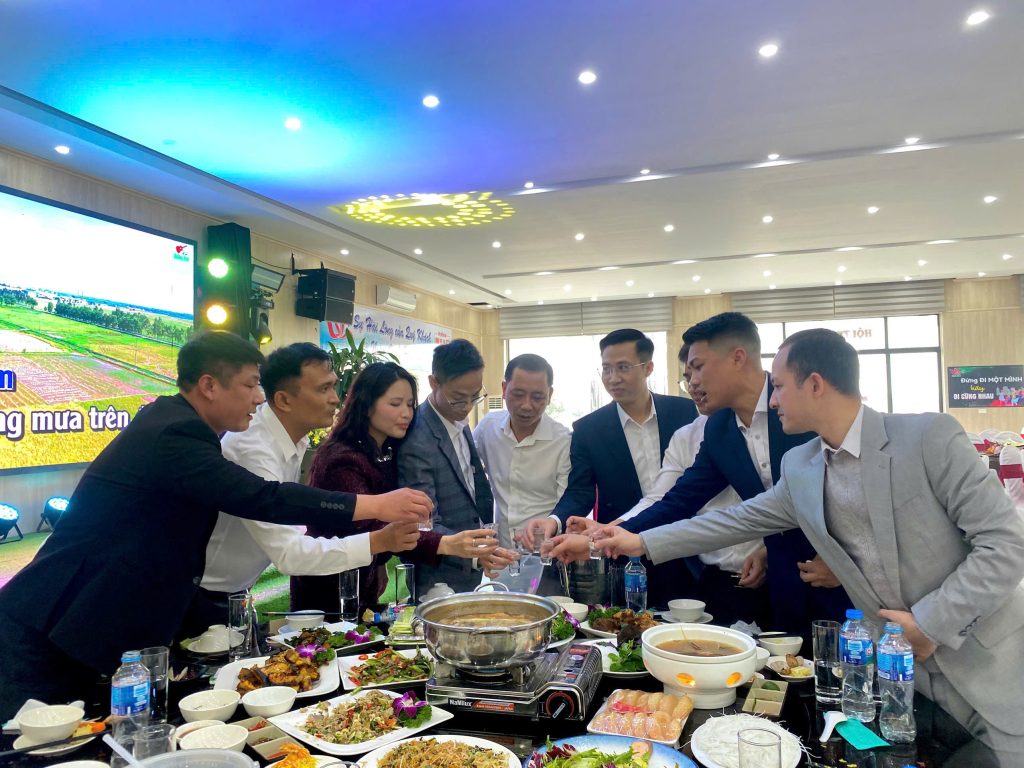 BLĐ cùng các Trưởng phòng kinh doanh nâng ly thể hiện quyết tâm cho năm 2026