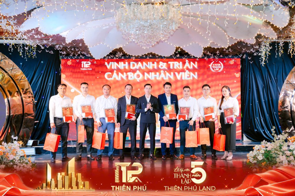 Tri ân CBNV đồng hành, gắn bó từ những ngày đầu thành lập