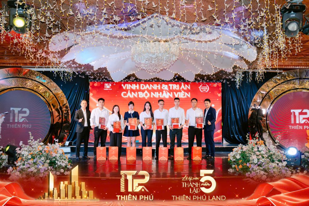 Tri ân cán bộ nhân viên