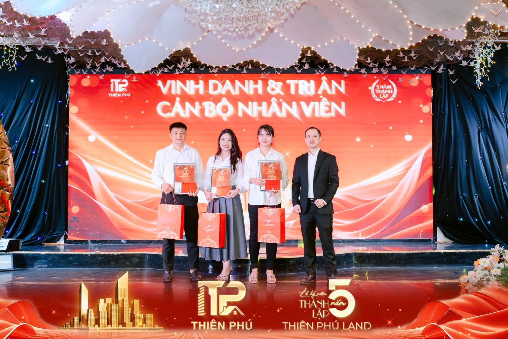 Tri ân cán bộ nhân viên